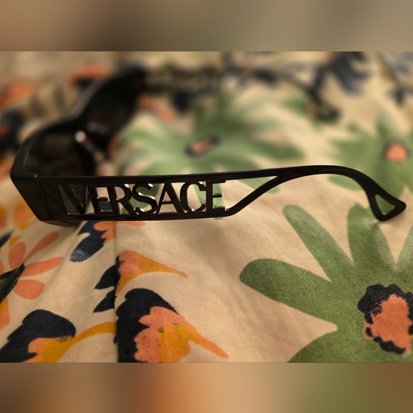 Versace Black Sunglasses MOD. 4432-U - Picture 2 of 5